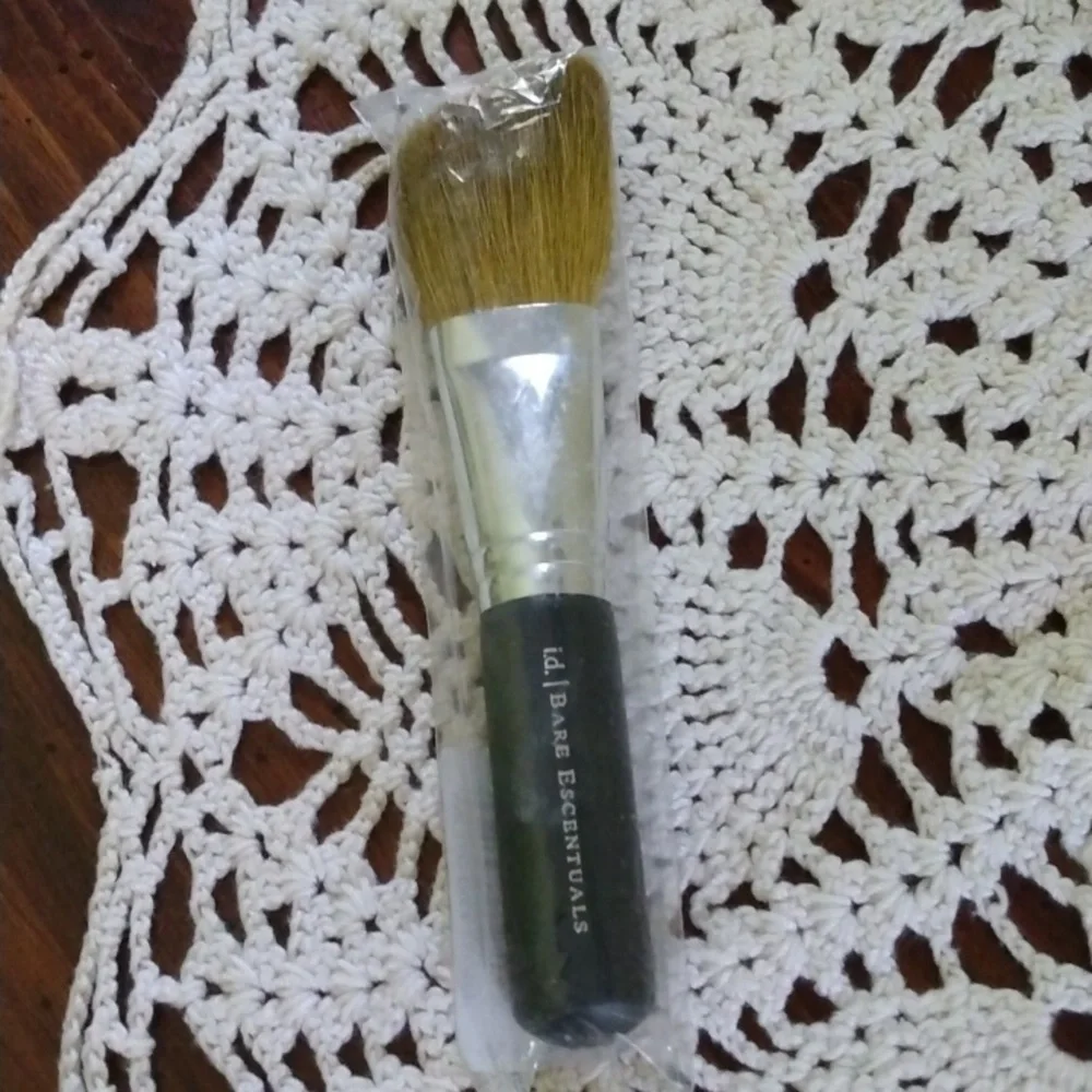 BARE ESCENTIALS ANGLED FACE BRUSH NWOT